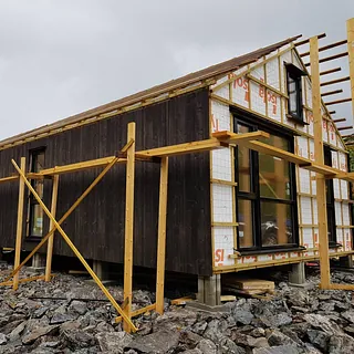 Hus med panel på ene veggen