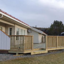 Hvitt hus med nybyggd terrasse