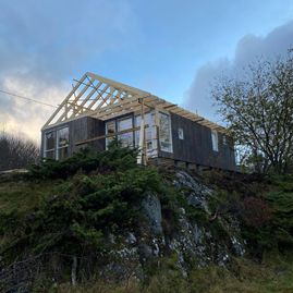 Hus som står på berg