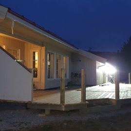 Hvitt husmed påbegynt terrasse